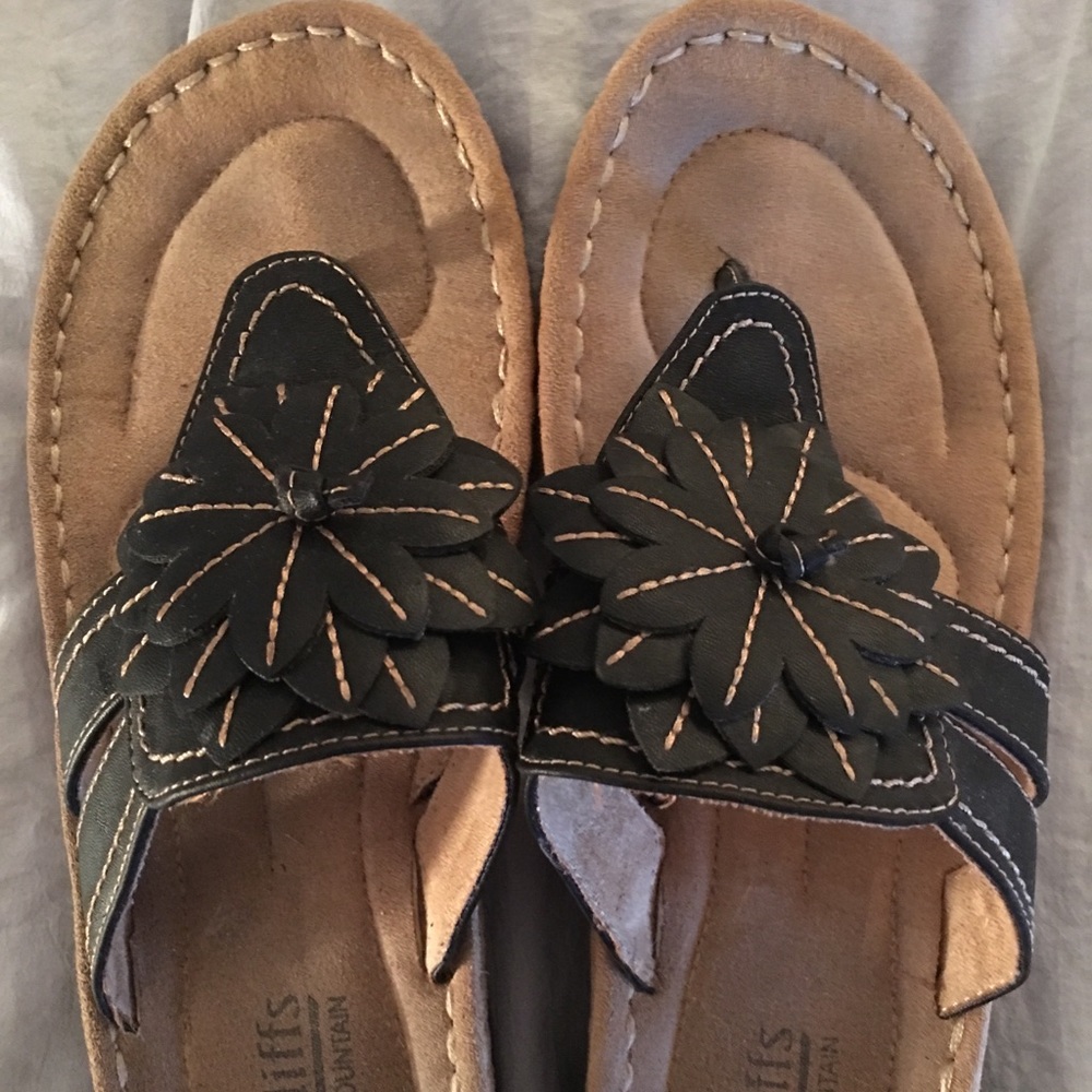 Cliffs Sandals with Black Bow Detail. Size 8